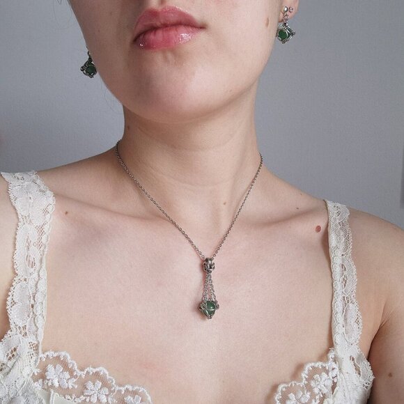 Vintage classic & elegant green aventurine caged pearl and silver earrings - Picture 4 of 7